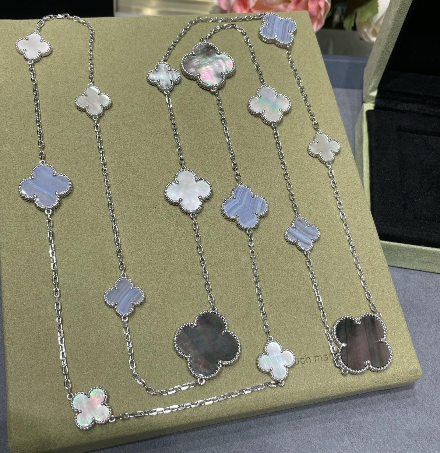 [AuraEcho Jewelry]CLOVER 16 MOTIF CHALCEDONY MOP SILVER NECKLACE