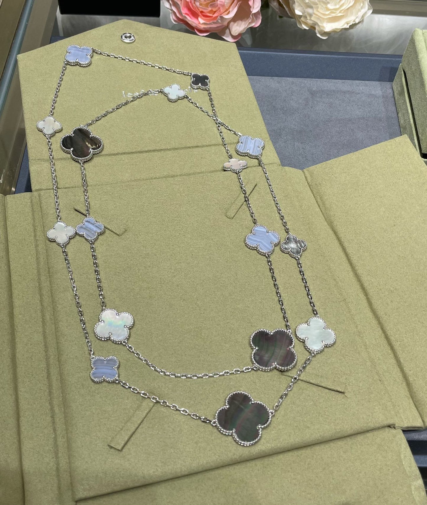 [AuraEcho Jewelry]CLOVER 16 MOTIF CHALCEDONY MOP SILVER NECKLACE