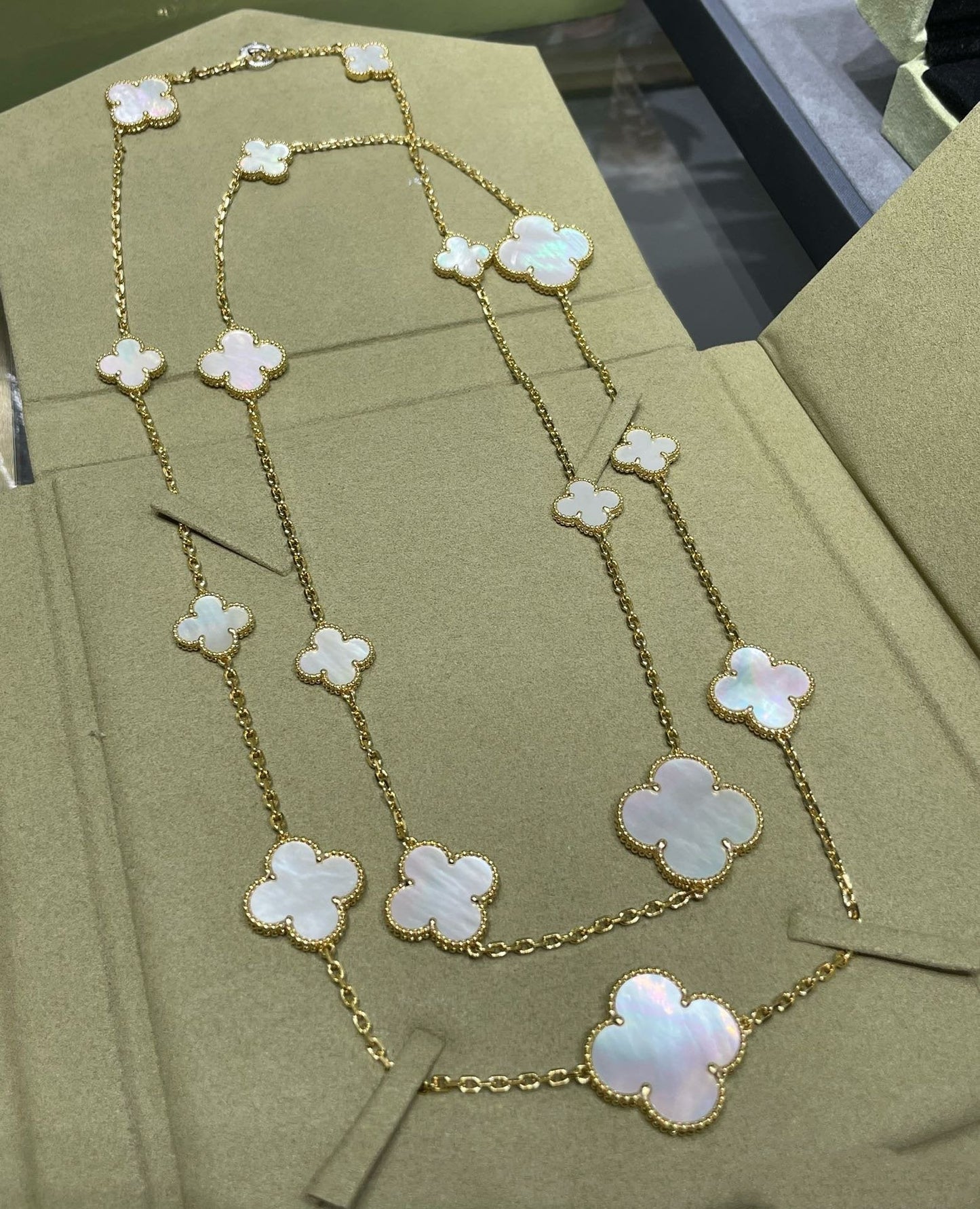 [AuraEcho Jewelry]CLOVER 16 MOTIF WHITE MOP GOLD NECKLACE