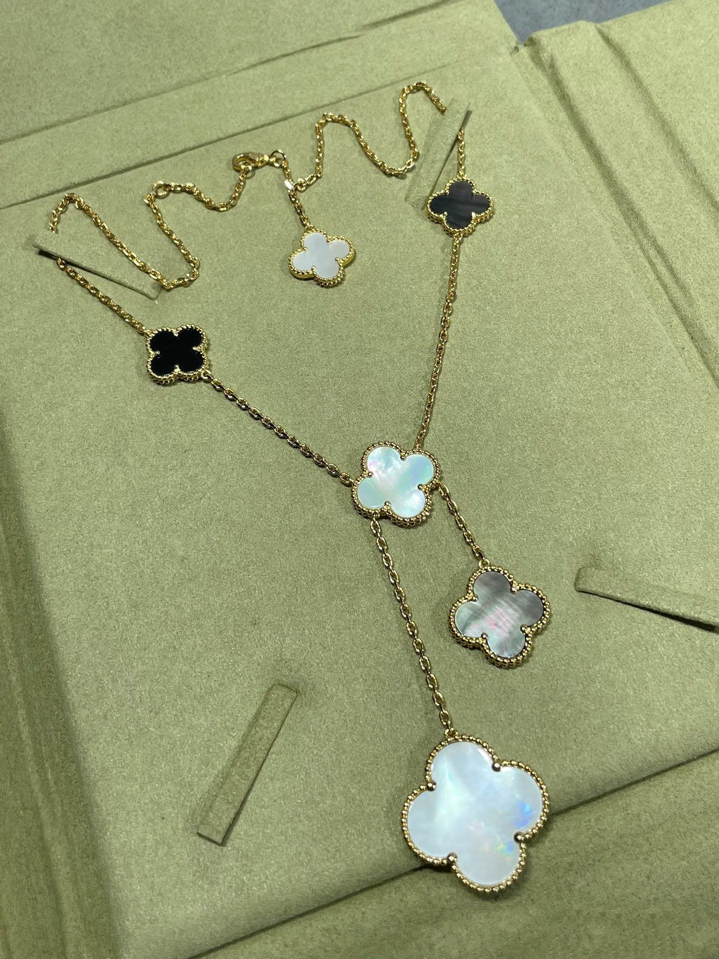 [AuraEcho Jewelry]CLOVER 6 MOTIF MOP ONYX GOLD NECKLACE