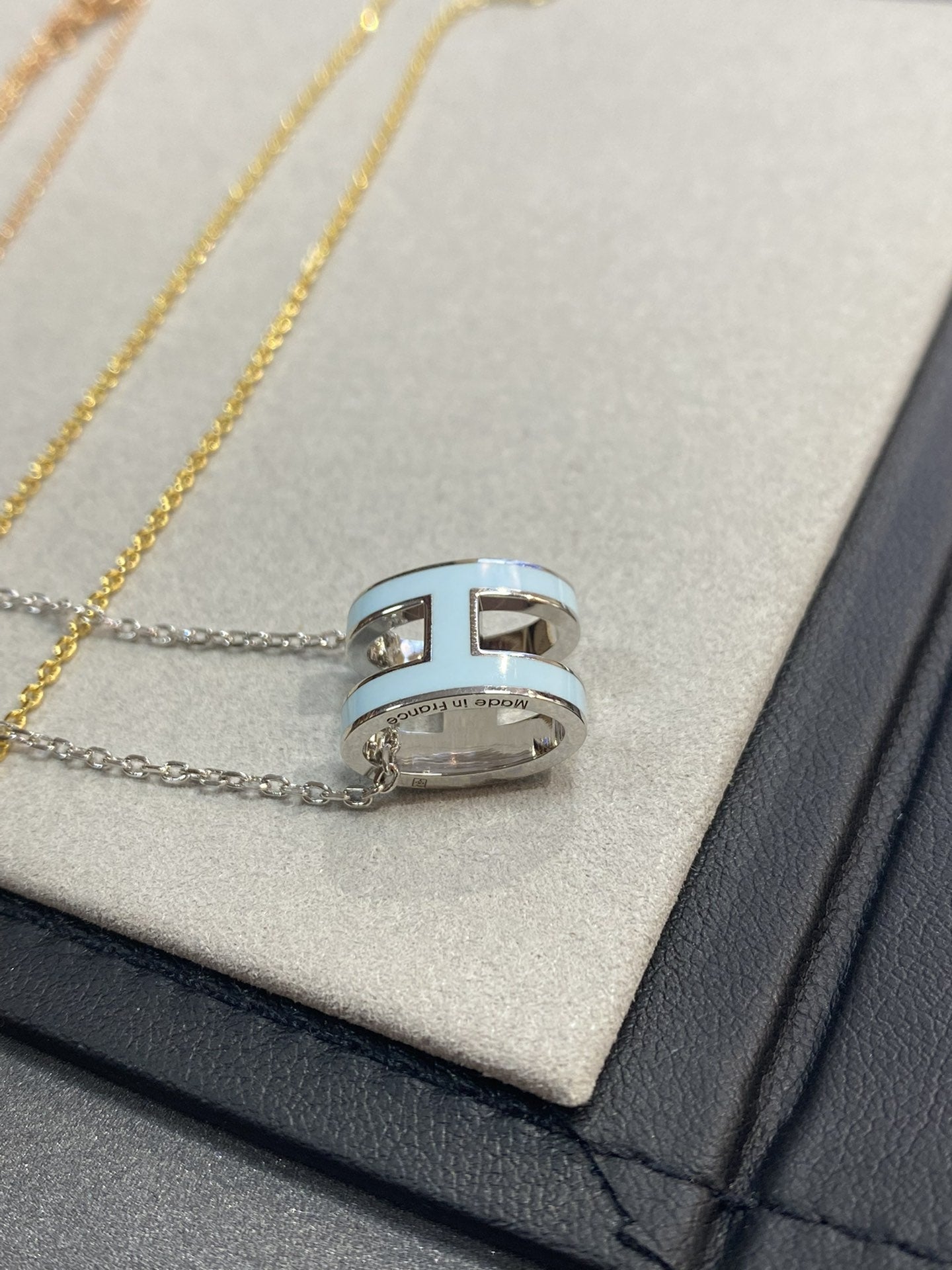 [AuraEcho Jewelry]POP H LIGHT BLUE NECKLACE