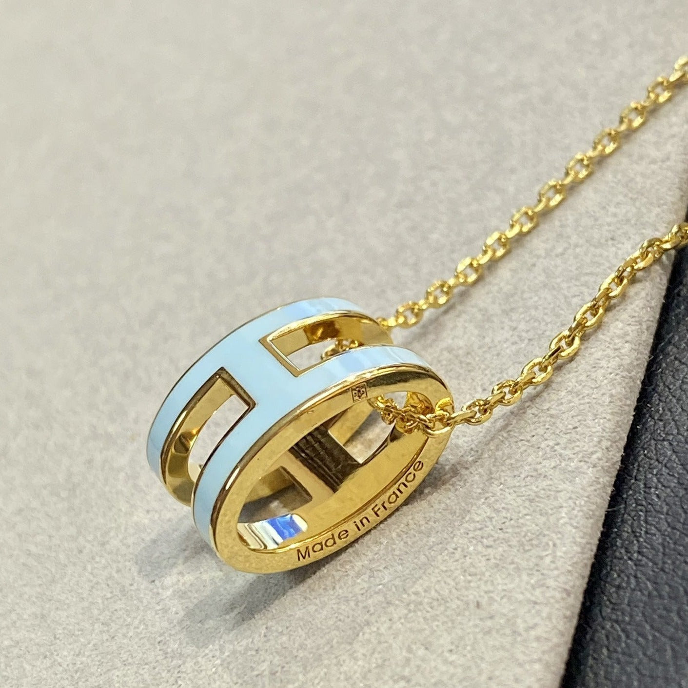 [AuraEcho Jewelry]POP H LIGHT BLUE NECKLACE