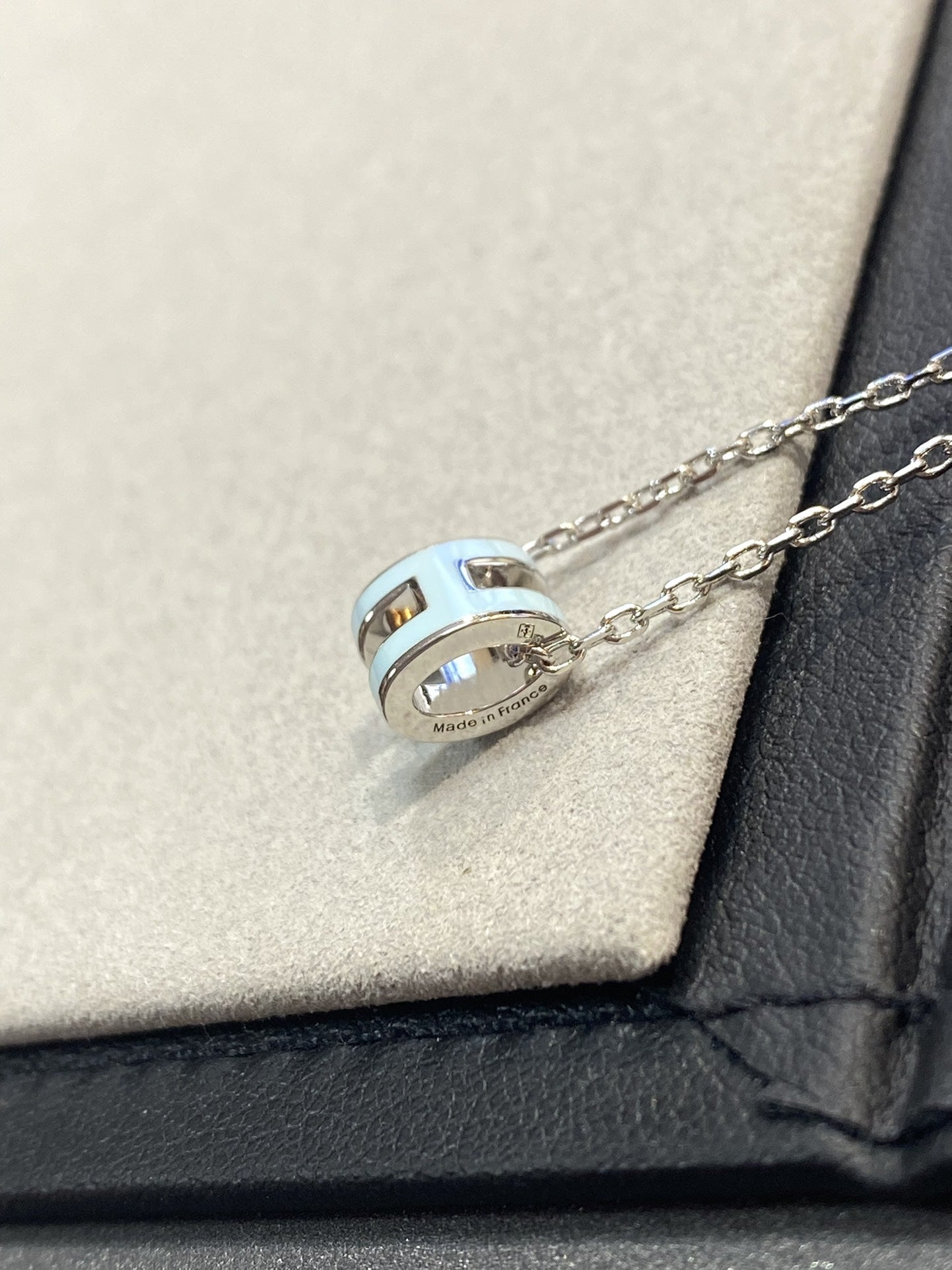 [AuraEcho Jewelry]POP H LIGHT BLUE NECKLACE