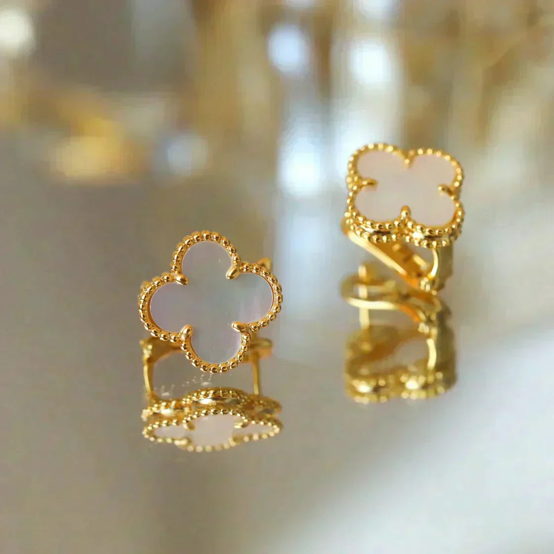 [AuraEcho]CLOVER MEDIUM 1 MOTIFS  WHITE MOP STUD EARRINGS