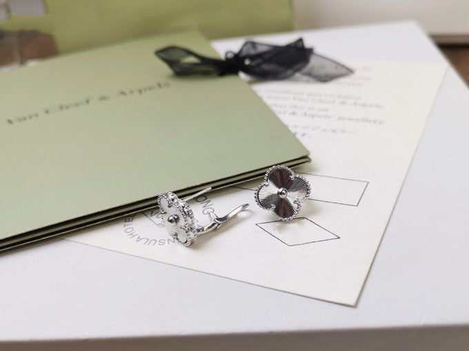 [AuraEcho Jewelry]CLOVER MEDIUM STUD EARRINGS