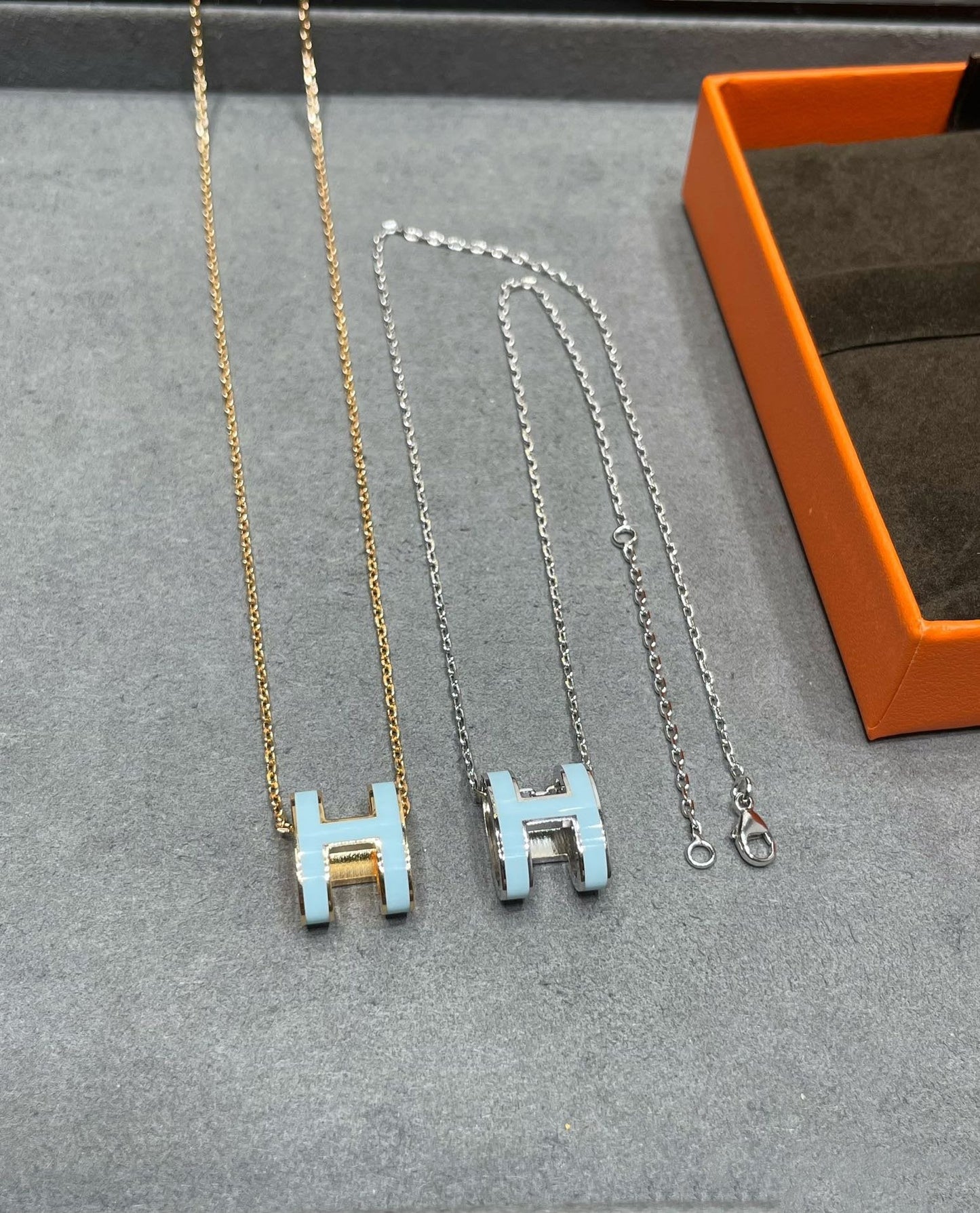 [AuraEcho Jewelry]POP H SKY BLUE NECKLACE