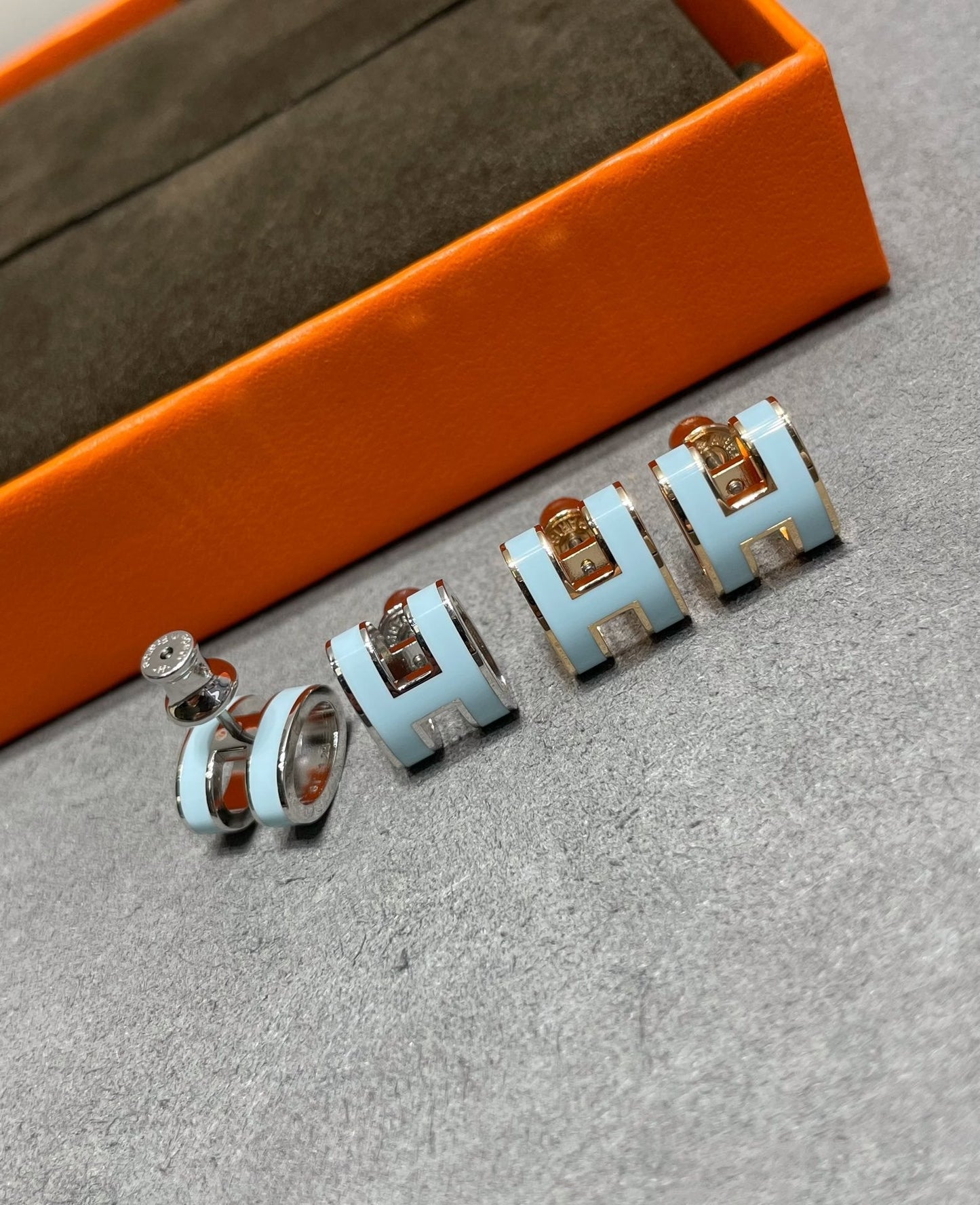 [AuraEcho]POP H SKY BLUE STUD EARRINGS