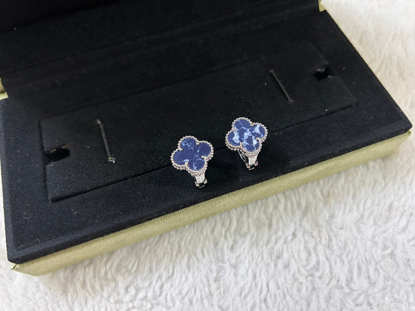 [AuraEcho Jewelry]CLOVER PIETERSITE MEDIUM STUD EARRINGS