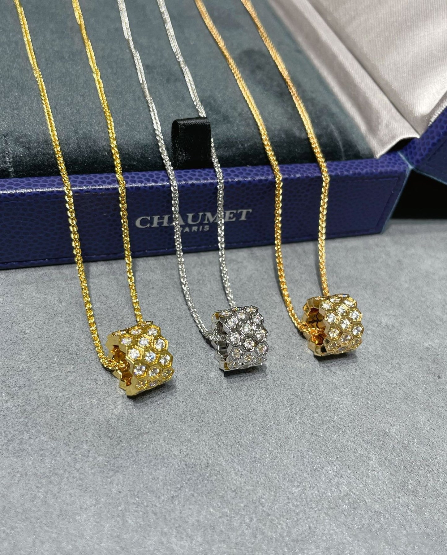 [AuraEcho Jewelry]BEE LOVE DIAMOND PAVED 3 ROW NECKLACE