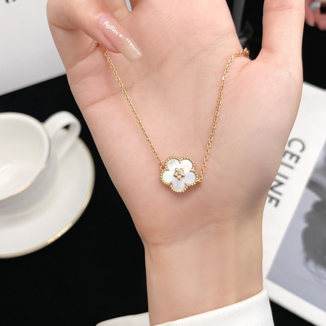 [AuraEcho Jewelry]LUCKY WHITE MOP PLUM BLOSSOM  BRACELET