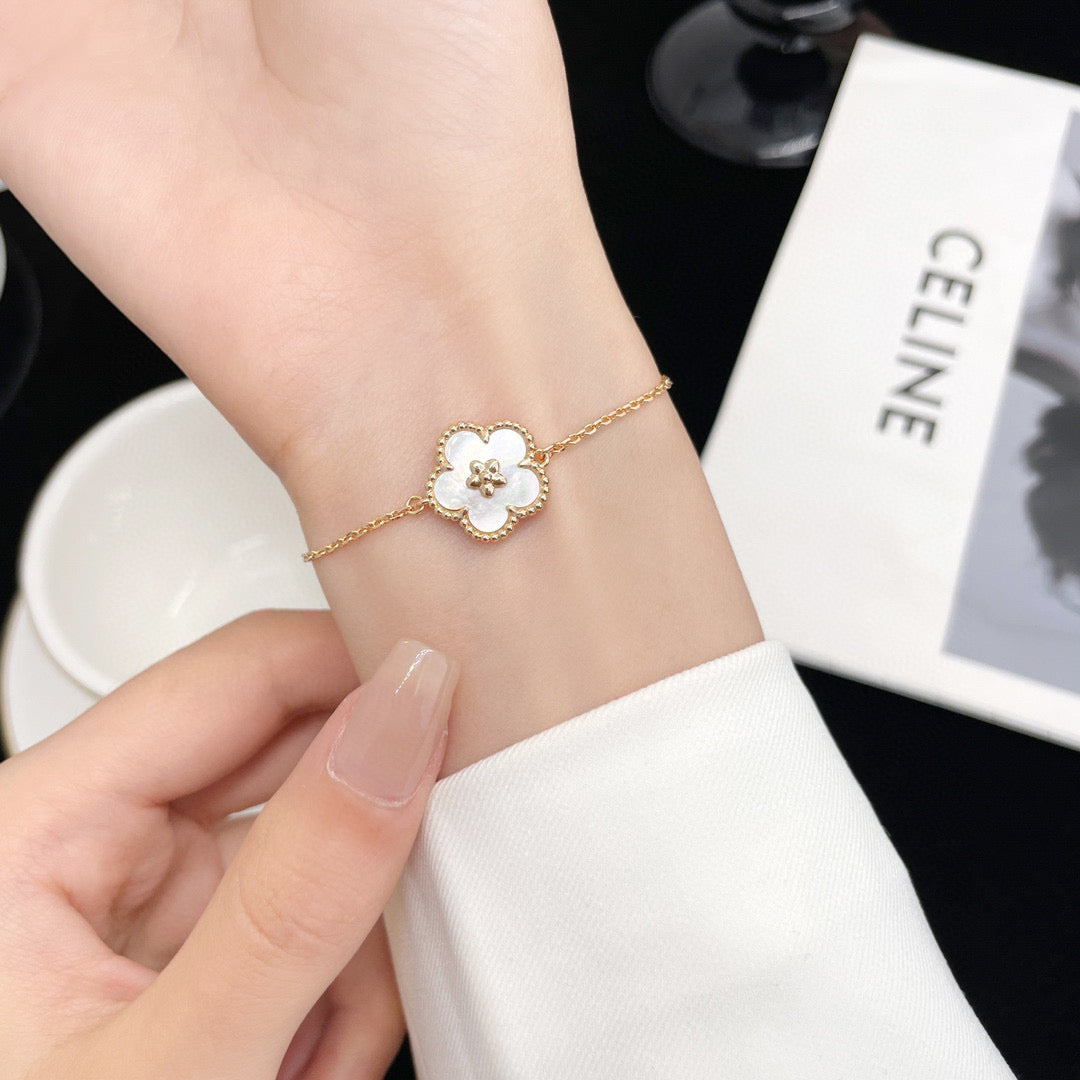 [AuraEcho Jewelry]LUCKY WHITE MOP PLUM BLOSSOM  BRACELET