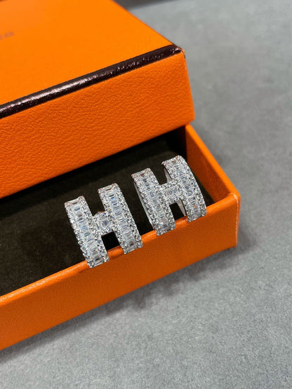 [AuraEcho Jewelry]H STUD EARRINGS WITH SILVER DIAMONDS
