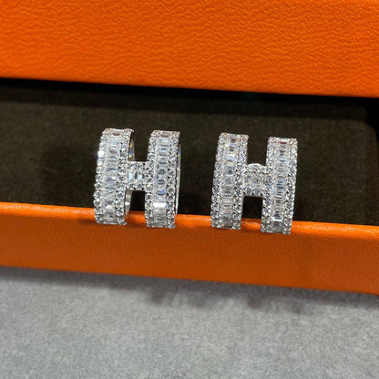 [AuraEcho Jewelry]H STUD EARRINGS WITH SILVER DIAMONDS