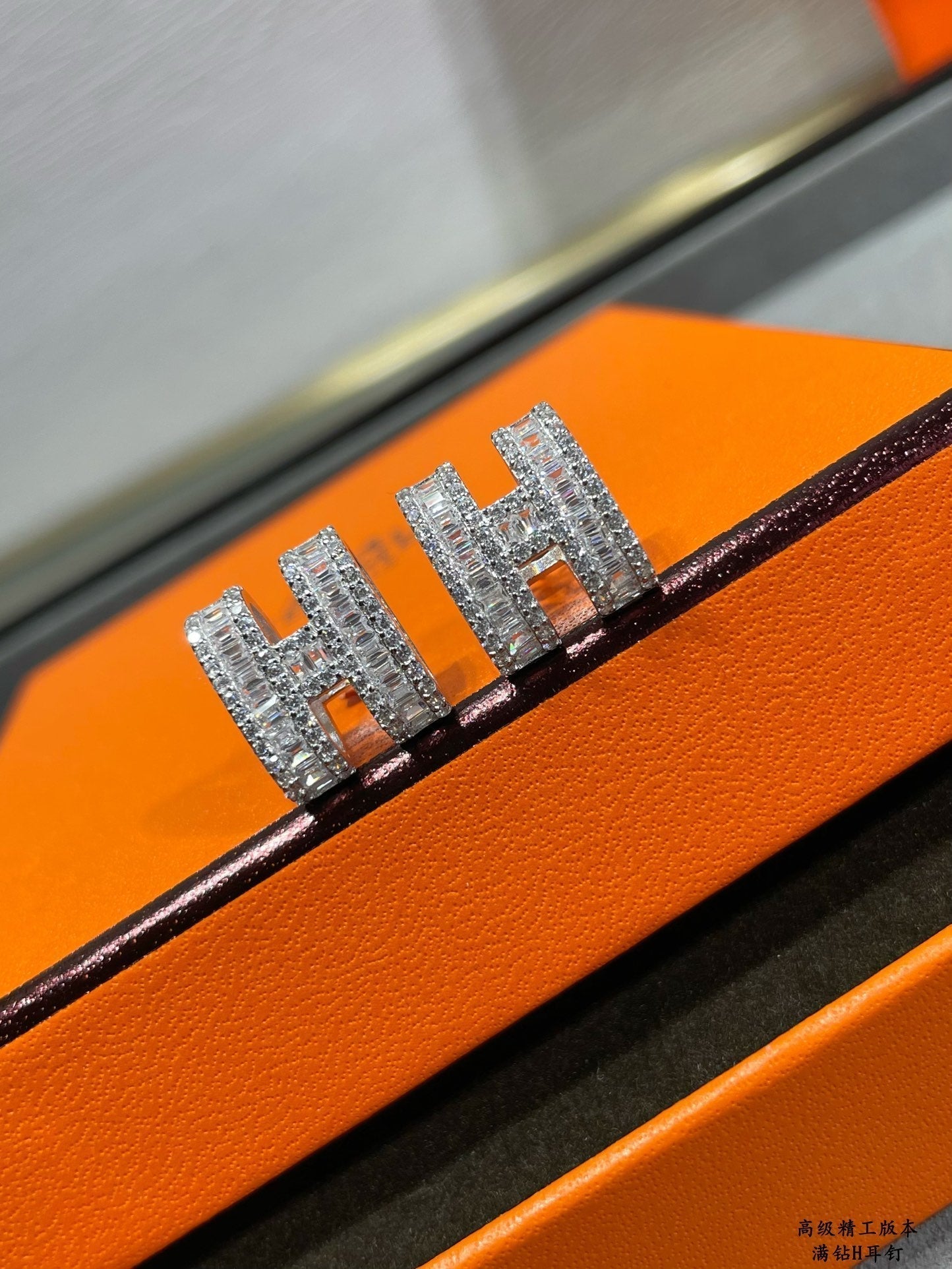 [AuraEcho Jewelry]H STUD EARRINGS WITH SILVER DIAMONDS
