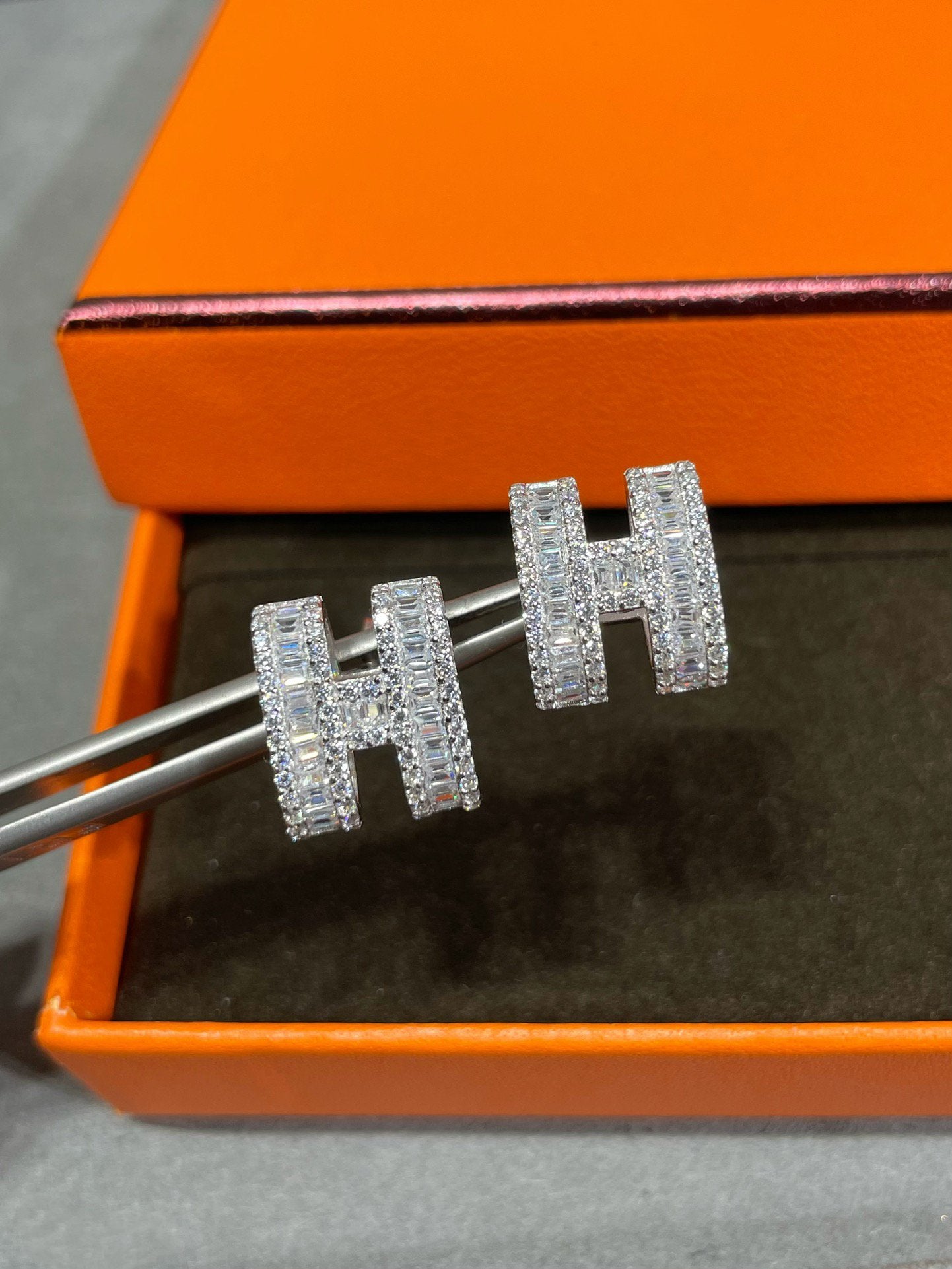 [AuraEcho Jewelry]H STUD EARRINGS WITH SILVER DIAMONDS