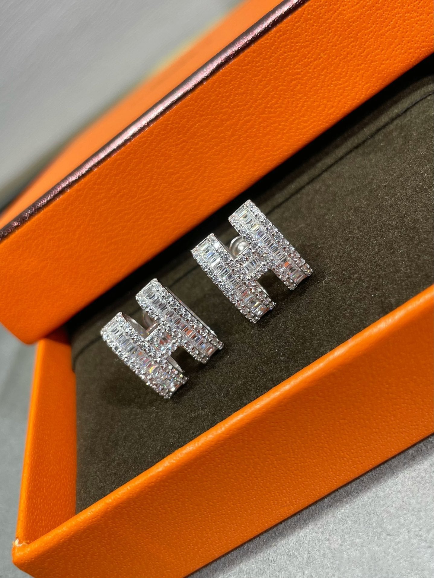 [AuraEcho Jewelry]H STUD EARRINGS WITH SILVER DIAMONDS