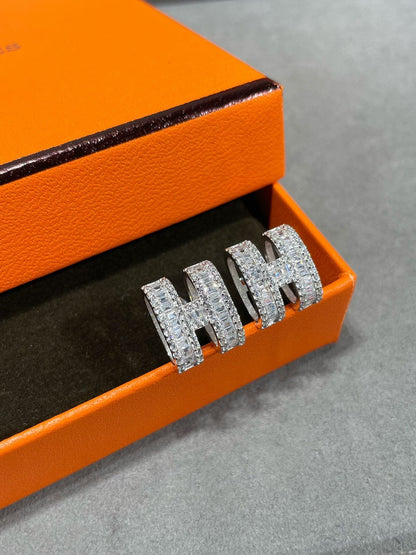 [AuraEcho Jewelry]H STUD EARRINGS WITH SILVER DIAMONDS