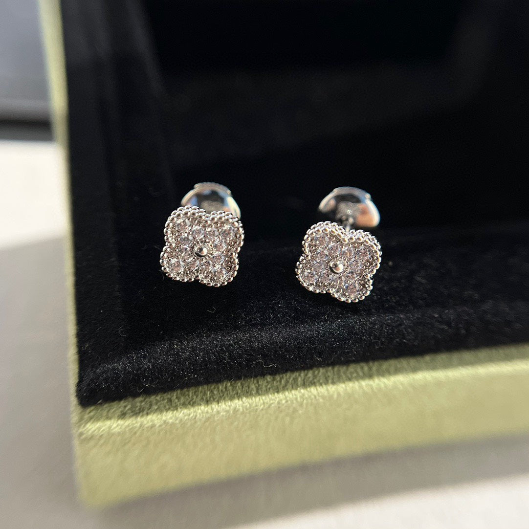 [AuraEcho Jewelry]CLOVER MINI DIAMOND STUD EARRINGS