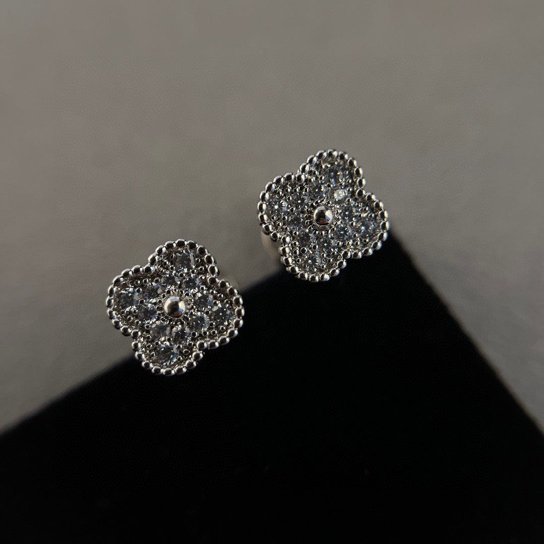 [AuraEcho Jewelry]CLOVER MINI DIAMOND STUD EARRINGS